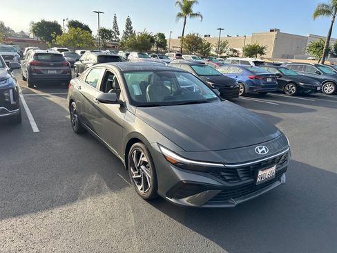 Certified 2025 Hyundai Elantra Limited FWD image 4