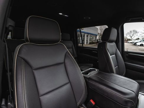 Used 2025 Chevrolet Suburban Premier image 32