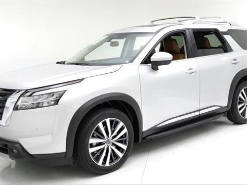 Used 2022 Nissan Pathfinder Platinum w/ Lighting Package (N93) FWD image 3