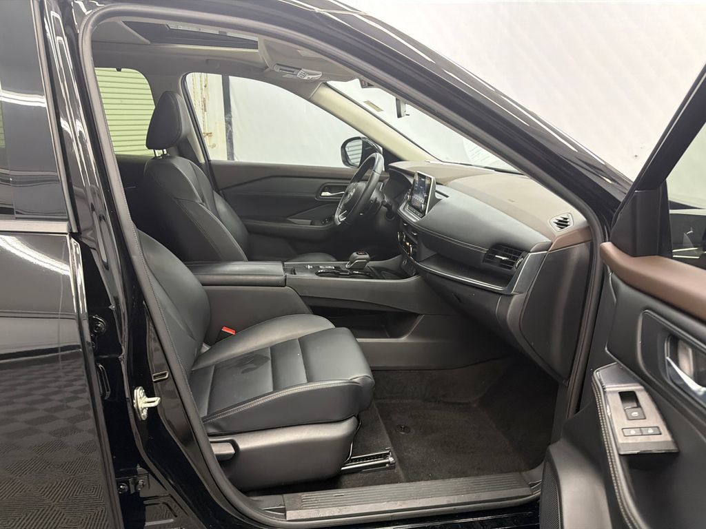 Used 2023 Nissan Rogue SV w/ SV Premium B Package FWD image 14