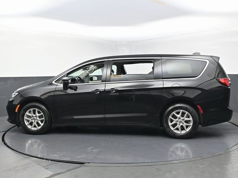 Used 2024 Chrysler Pacifica Touring-L image 8