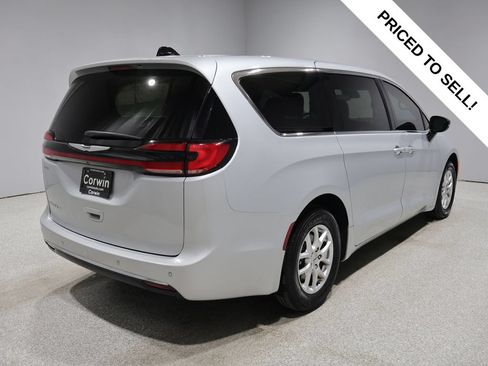Used 2024 Chrysler Pacifica Touring-L FWD image 2
