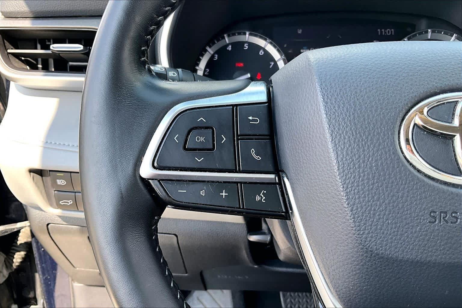 Used 2021 Toyota Highlander XLE AWD/4WD image 22