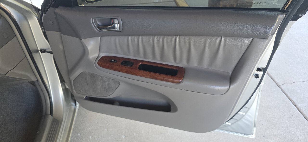 Used 2005 Toyota Camry LE FWD image 11