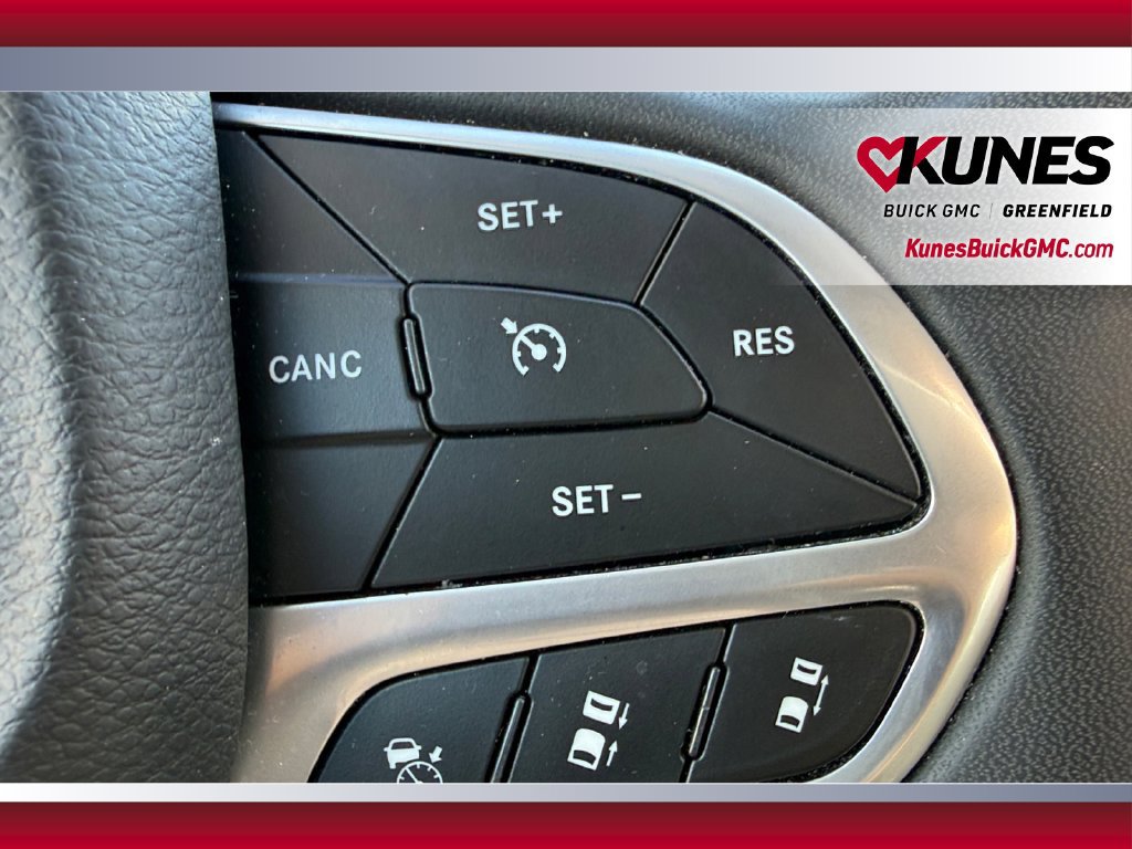 Used 2023 Chrysler Pacifica Touring-L FWD image 18