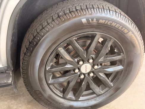 Used 2019 GMC Acadia SLT FWD image 18
