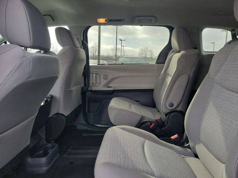 Used 2024 Toyota Sienna LE image 11