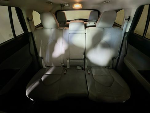 Used 2023 Toyota Highlander LE AWD/4WD image 30