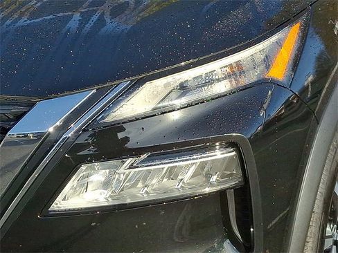 Used 2023 Nissan Rogue SV image 9