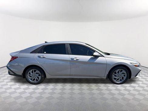Used 2025 Hyundai Elantra Hybrid w/ Cargo Package FWD image 4