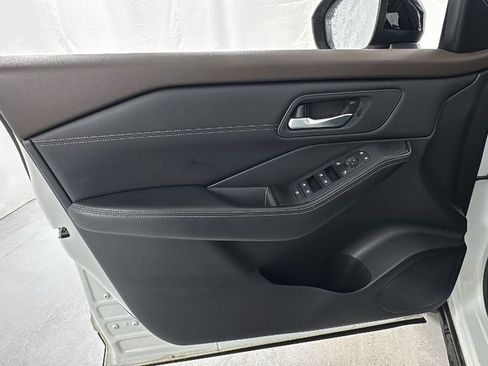 Used 2023 Nissan Rogue SV w/ SV Premium B Package image 19