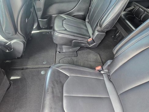 Used 2025 Chrysler Pacifica Select FWD image 6