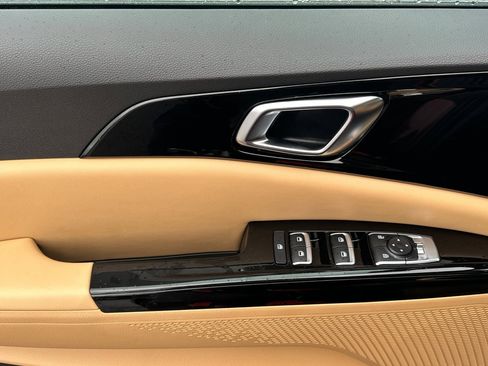 Used 2024 Kia Carnival EX image 11