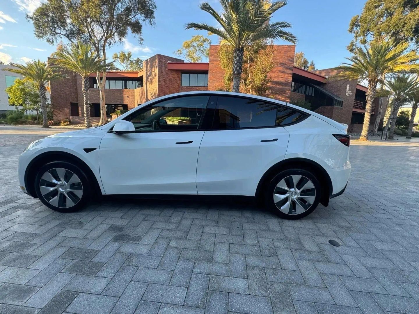 Used 2022 Tesla Model Y Long Range AWD/4WD image 5