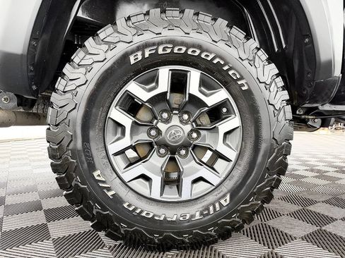 Used 2020 Toyota Tacoma TRD Off-Road w/ Technology Package AWD/4WD image 26