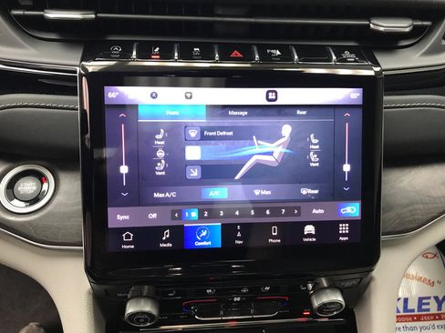 Used 2022 Jeep Grand Cherokee Overland w/ Adv Protech Group III image 17