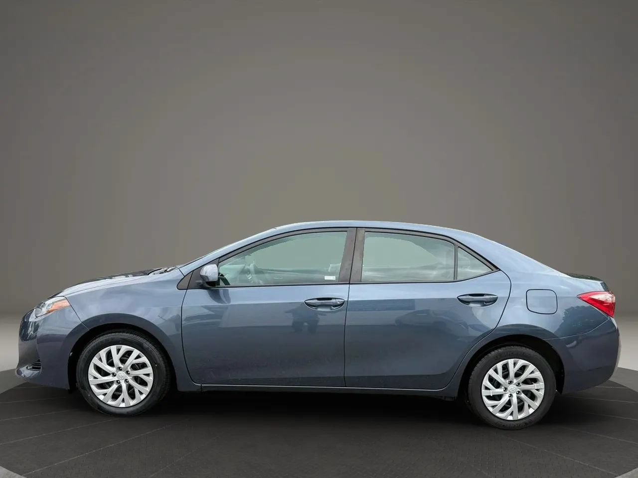 Used 2017 Toyota Corolla LE w/ Carpet Mat Package (TMS) FWD image 3
