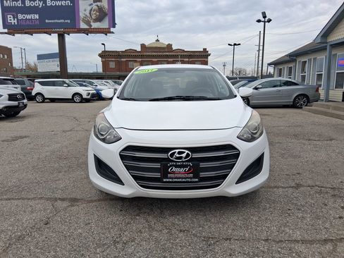 Used 2017 Hyundai Elantra GT image 3