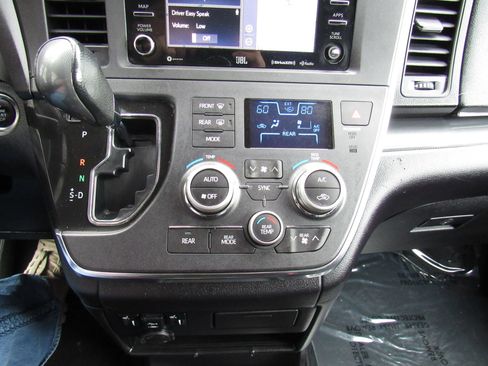 Used 2019 Toyota Sienna SE w/ SE Preferred Package FWD image 20
