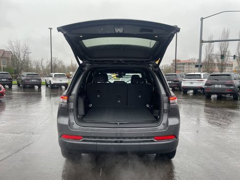 New 2025 Jeep Grand Cherokee Altitude image 4