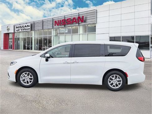 Used 2023 Chrysler Pacifica Touring-L image 7