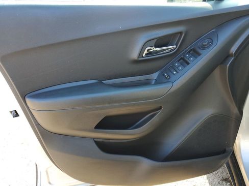 Used 2022 Chevrolet Trax LT w/ LT Convenience Package image 21