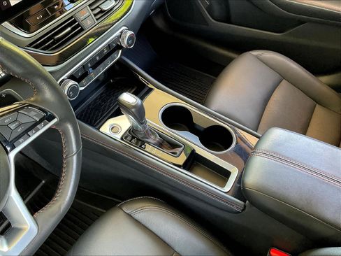 Used 2024 Nissan Altima 2.5 SR w/ SR Premium Package FWD image 17