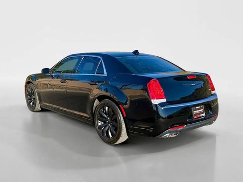Used 2018 Chrysler 300 Touring w/ Chrome Appearance Package image 3