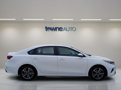 Used 2023 Kia Forte LXS w/ LXS Technology Package FWD image 7