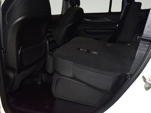 Used 2023 Jeep Grand Cherokee Laredo AWD/4WD image 16