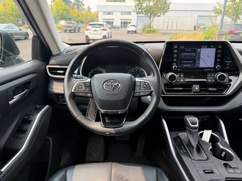 Used 2020 Toyota Highlander XLE AWD/4WD image 24