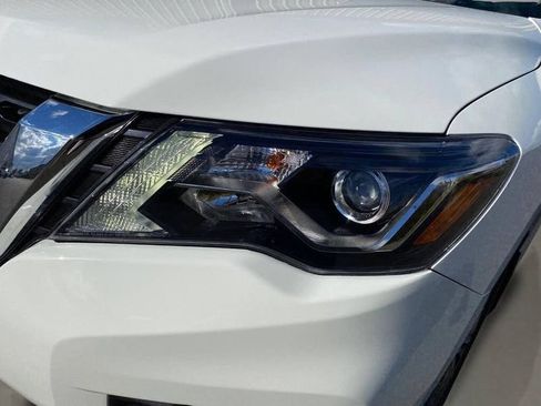 Used 2019 Nissan Pathfinder S image 11