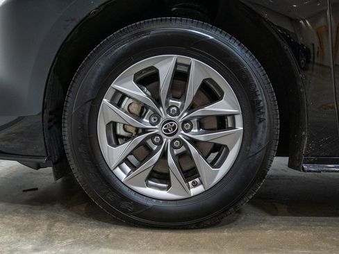 Used 2025 Toyota Sienna XLE image 8