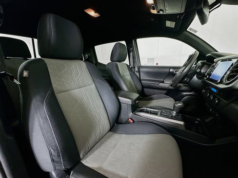 Used 2020 Toyota Tacoma TRD Sport w/ Technology Package image 30