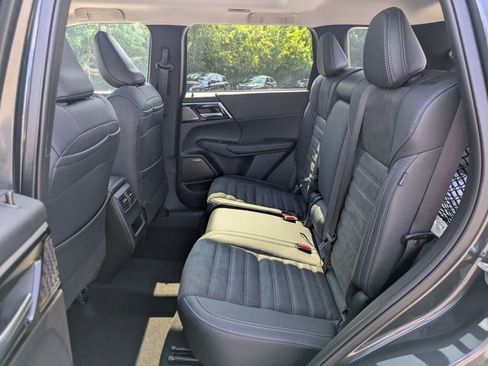 New 2025 Mitsubishi Outlander SE image 29