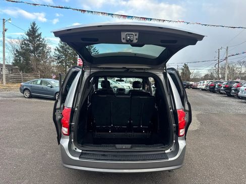 Used 2016 Dodge Grand Caravan SXT image 9