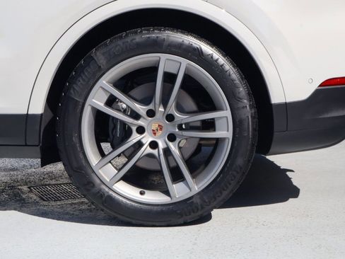 Certified 2025 Porsche Cayenne AWD/4WD image 27