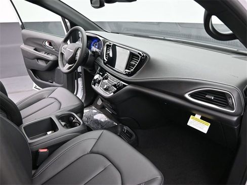 New 2026 Chrysler Pacifica Select image 26