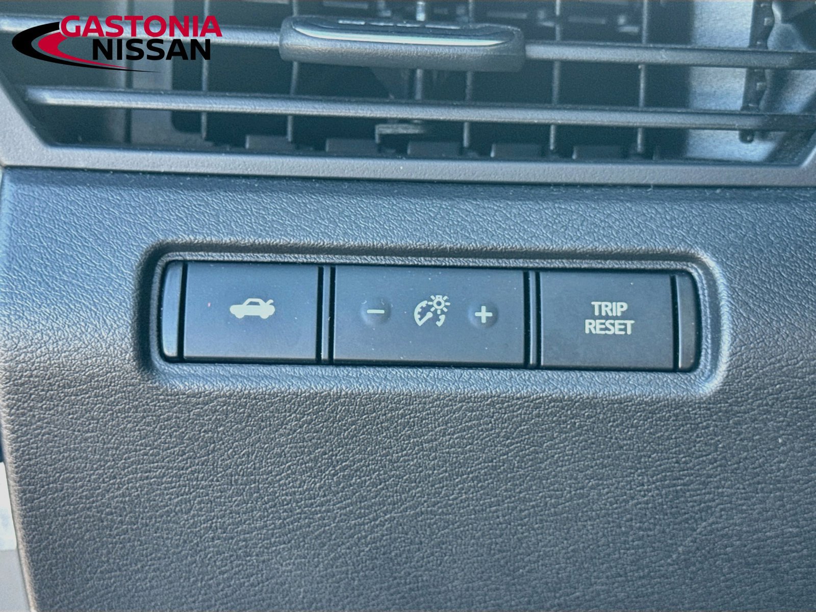 Used 2025 Nissan Altima 2.5 SV FWD image 13