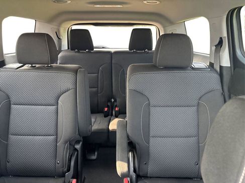 Used 2023 GMC Acadia SLE w/ Driver Convenience Package FWD image 17
