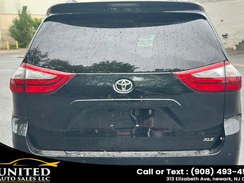 Used 2017 Toyota Sienna XLE FWD image 3