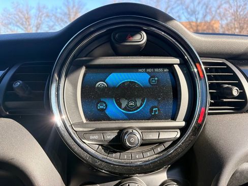 Used 2019 MINI Cooper 2-Door Hardtop w/ Premium Package image 22
