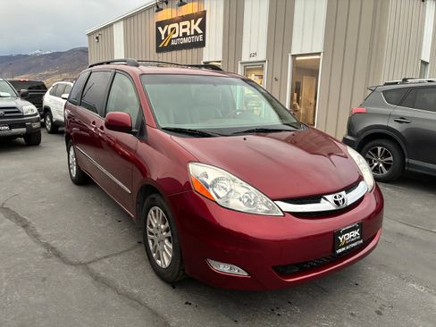 Used 2010 Toyota Sienna XLE image 1