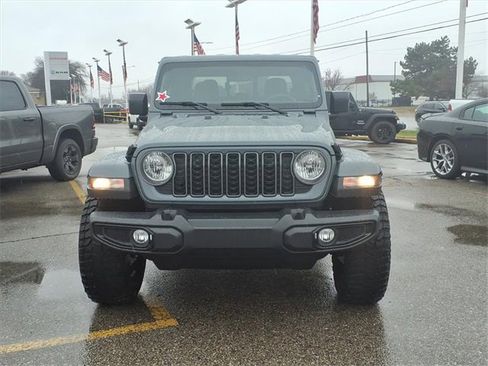 Used 2025 Jeep Gladiator Sport image 2