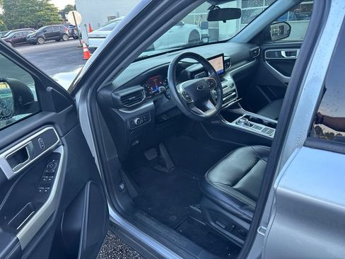 Used 2021 Ford Explorer XLT w/ Equipment Group 202A RWD image 8