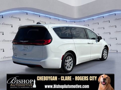 Used 2023 Chrysler Pacifica Touring-L FWD image 19