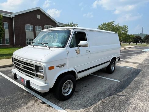 Used 1994 Chevrolet G20 RWD image 1