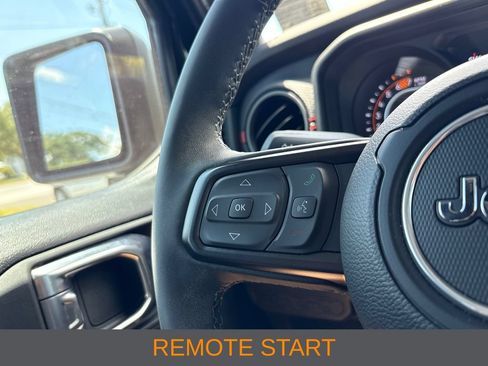 Used 2025 Jeep Wrangler Unlimited Rubicon w/ Convenience Group AWD/4WD image 8