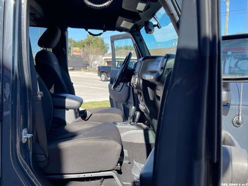 Used 2017 Jeep Wrangler Unlimited Sahara w/ Connectivity Group image 15