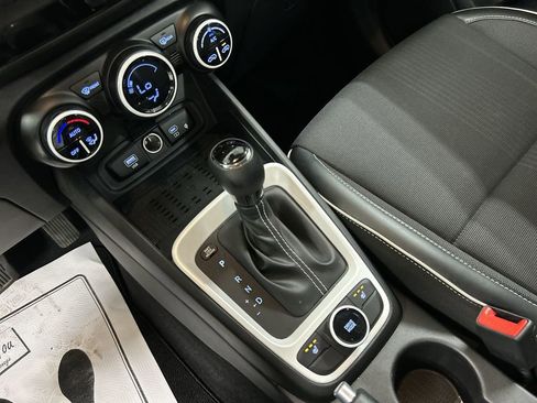 Used 2023 Hyundai Venue Limited FWD image 18